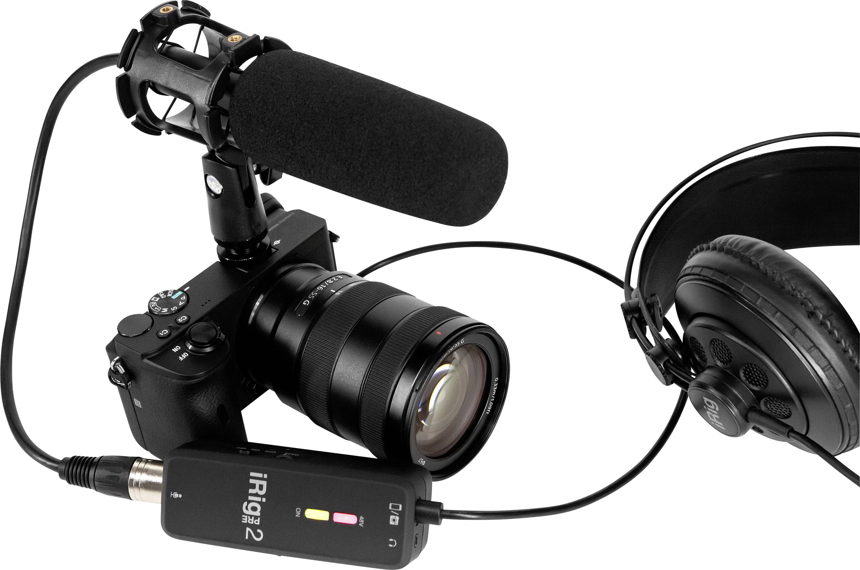 Digitální fotoaparát propojený s mikrofonem, sluchátky a audio rozhraním, vhodný pro profesionální video a audio nahrávání.
