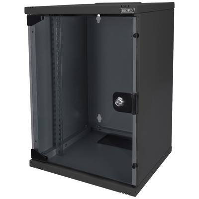 Prázdná černá serverová skříň stojící na podlaze s otevřenými skleněnými dvířky, uvnitř jsou viditelné kovové úchyty.