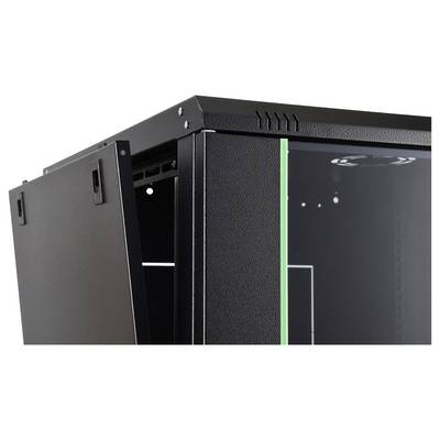Detailní záběr černé serverové skříně s lehce pootevřenými dveřmi, který ukazuje horní roh a část vnitřního prostoru.