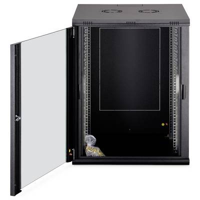 Černý nástěnný serverový rozvaděč s otevřenými skleněnými dvířky, který ukazuje prázdný interiér připravený pro instalaci zařízení.