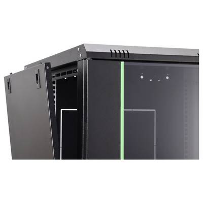 Obrázek ukazuje detailní pohled na otevřenou černou serverovou rozváděč se skleněnými dveřmi, který má viditelné větrací otvory a částečně zavřené skleněné dveře.