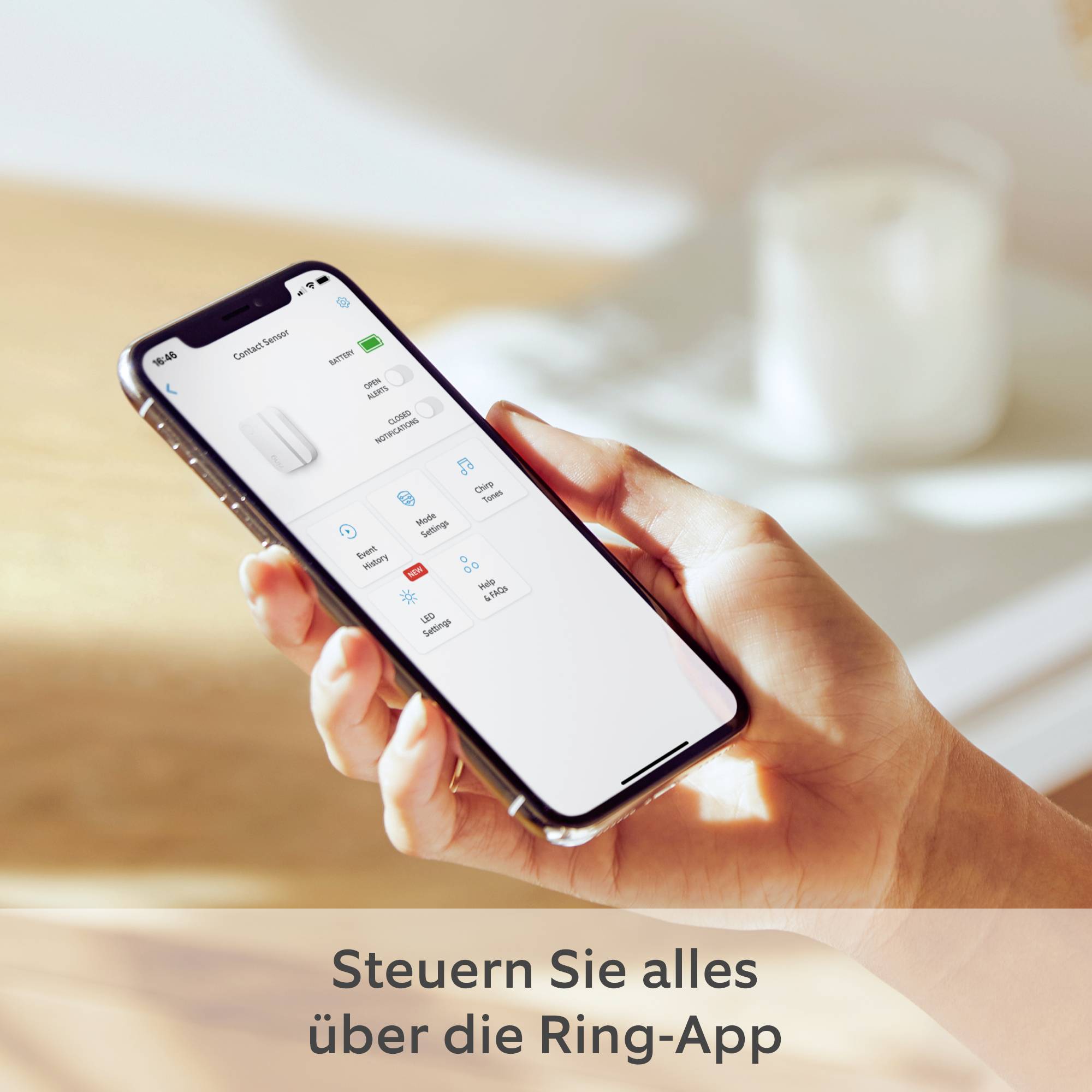 Mobilní telefon zobrazuje aplikaci Ring s různými ovládacími možnostmi. Text: 'Ovládejte vše pomocí aplikace Ring'. V rozostřeném pozadí.