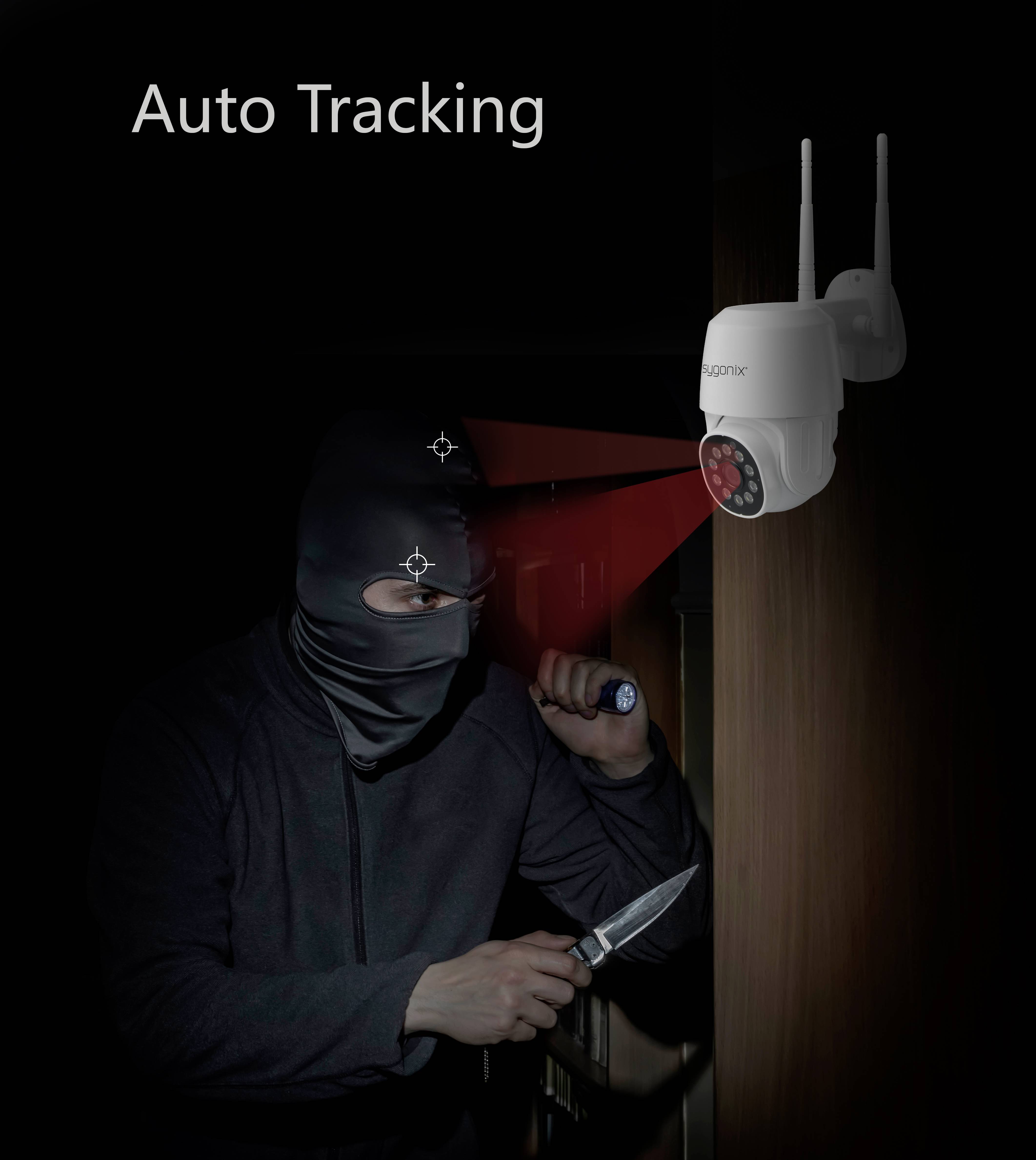 Kamera sledovacího systému detekuje maskovaného vetřelce s nožem a baterkou, který je automaticky sledován.