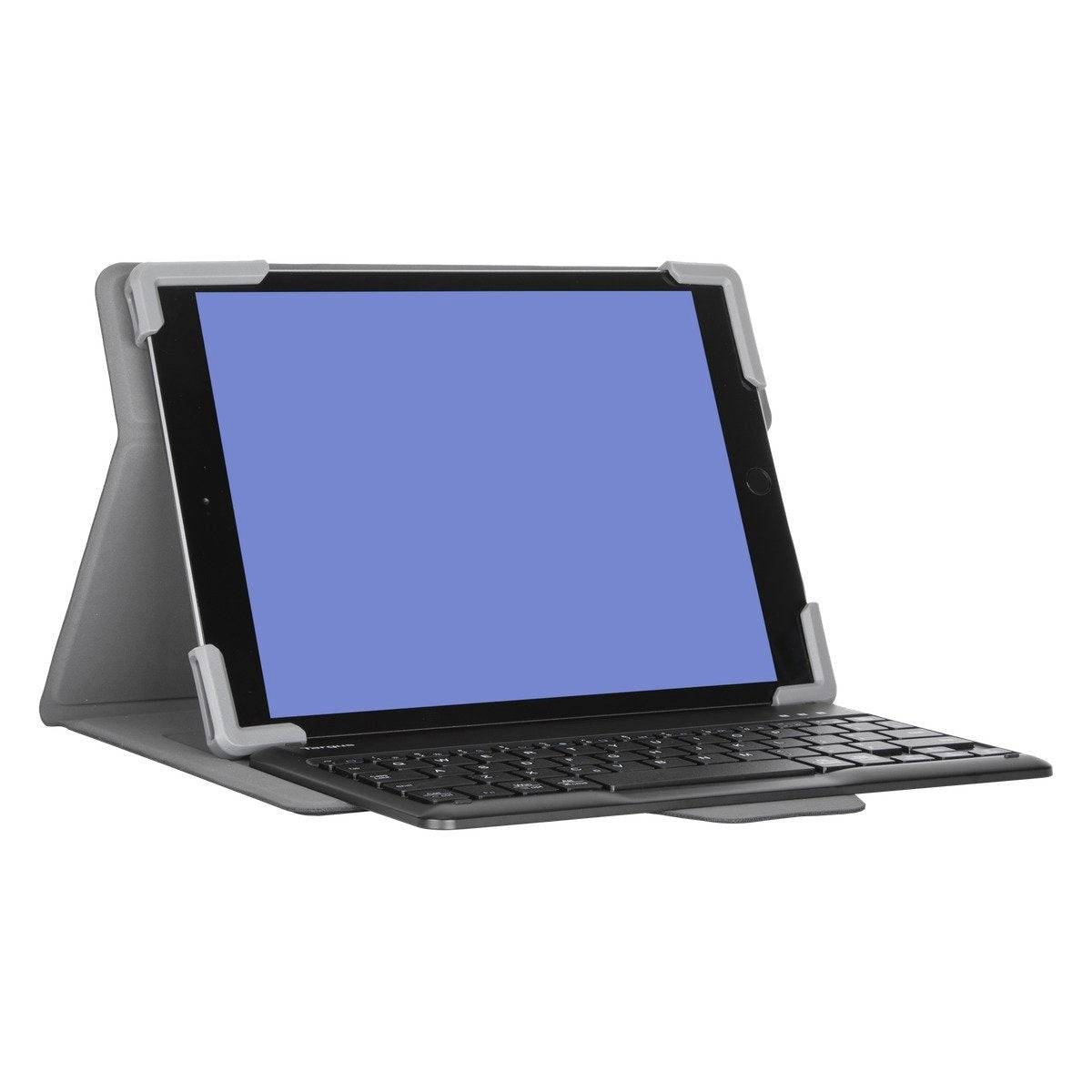 Tablet v černém pouzdře s fyzickou klávesnicí, umístěné na stole. Obrazovka je modrá.