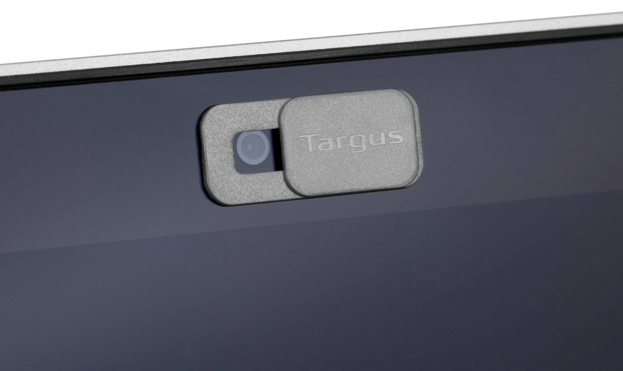 Webkamera notebooku s posuvným krytem zavřeným pro ochranu soukromí. Na krytu je nápis "Targus".