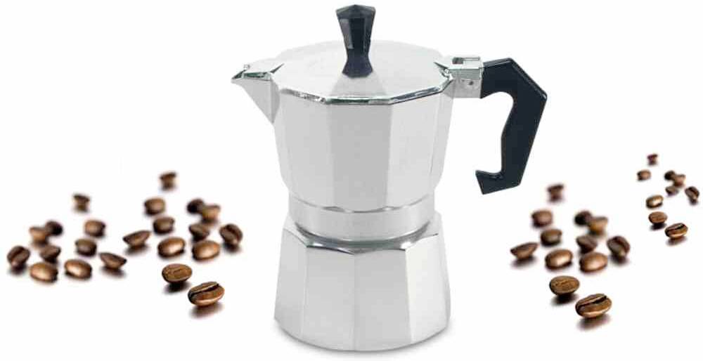 Uprostřed stojí stříbrná espresso konvice, obklopená roztroušenými kávovými zrny.