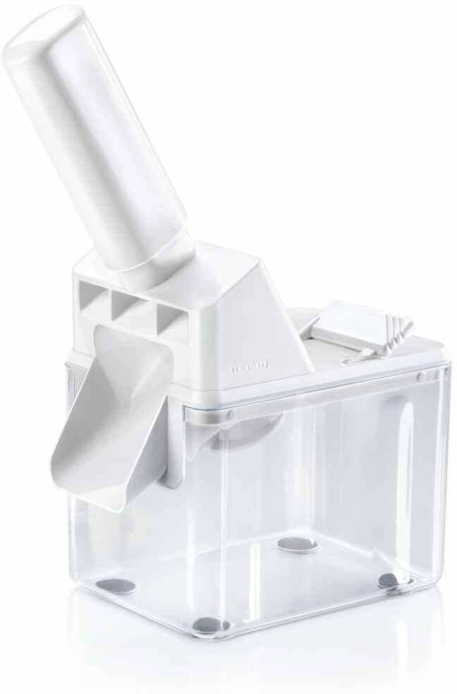 Bílý kuchyňský pomocník na otvírání konzerv, skládající se z pákového mechanismu a průhledné sběrné nádoby.