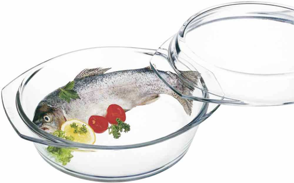 Skleněná pečicí mísa s celou rybou, ozdobená plátkem citronu, rajčaty a bylinkami. Mísa má skleněnou poklici.