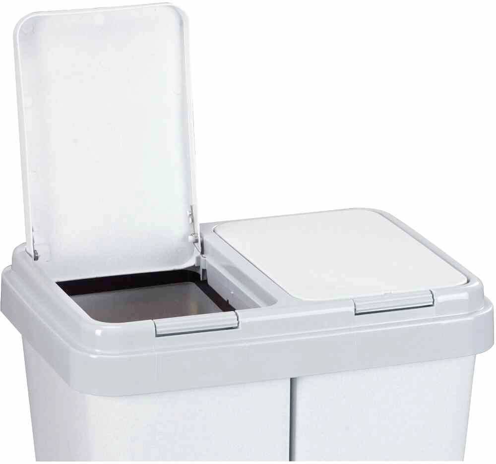 Odpadkový koš se dvěma otevřenými přihrádkami, jedna s otevřeným víkem. Vhodný pro třídění odpadu nebo recyklaci.