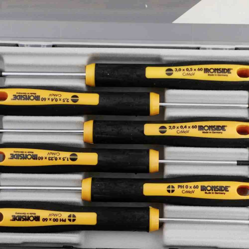 Sada pěti šroubováků v žluté a černé barvě s různými velikostmi v úložné misce.