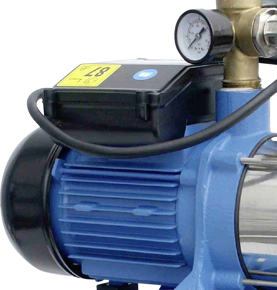 Detailní záběr modré pumpy s tlakoměrem nahoře. Černý kabel je omotán kolem pumpy.