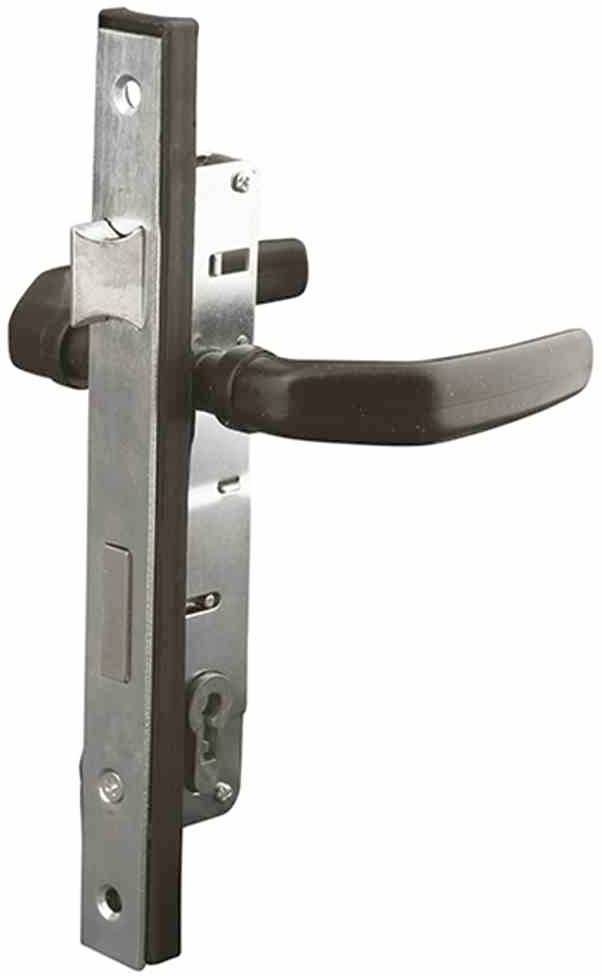 Kovová klika a zámek, pohled z profilu. Klika je černá a zámek má mechanický klíčový mechanismus.