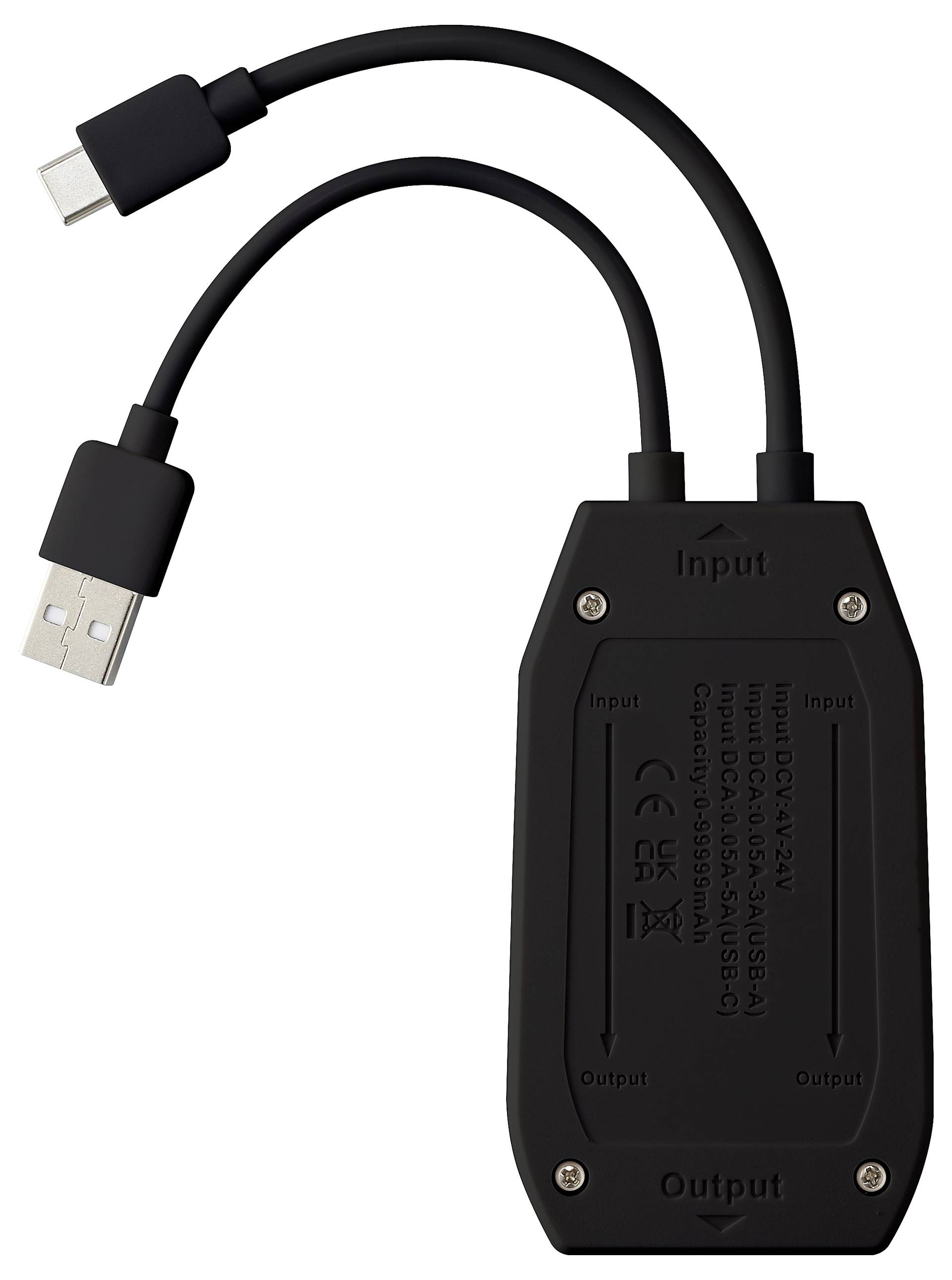 Černý adaptér se dvěma USB konektory; jeden USB-A a jeden USB-C. Adaptér je označen štítky 'Input' a 'Output'.