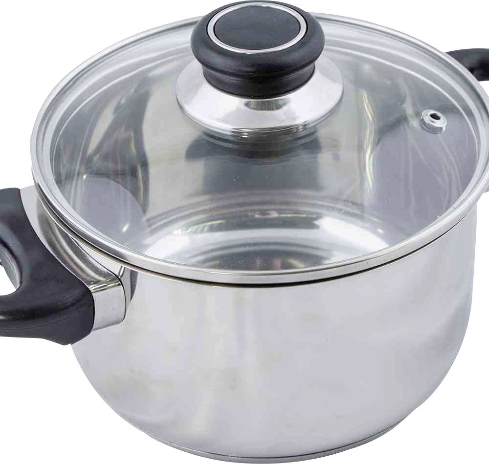 Stříbrný hrnec s černou rukojetí a skleněnou poklicí na bílém pozadí. Hrnec má moderní design.