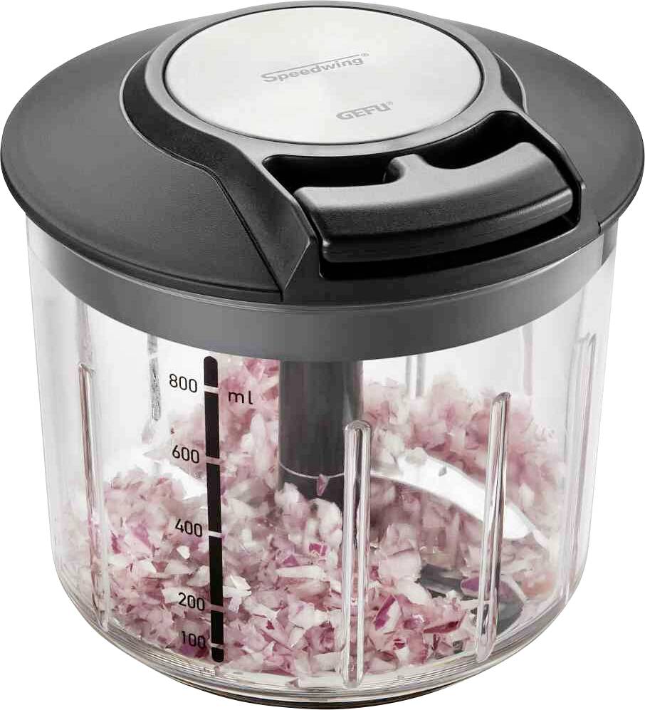 Ruční sekáček s měřítkem ukazuje 800 ml nakrájených cibulí. Má víko s tahovým mechanismem pro sekání.