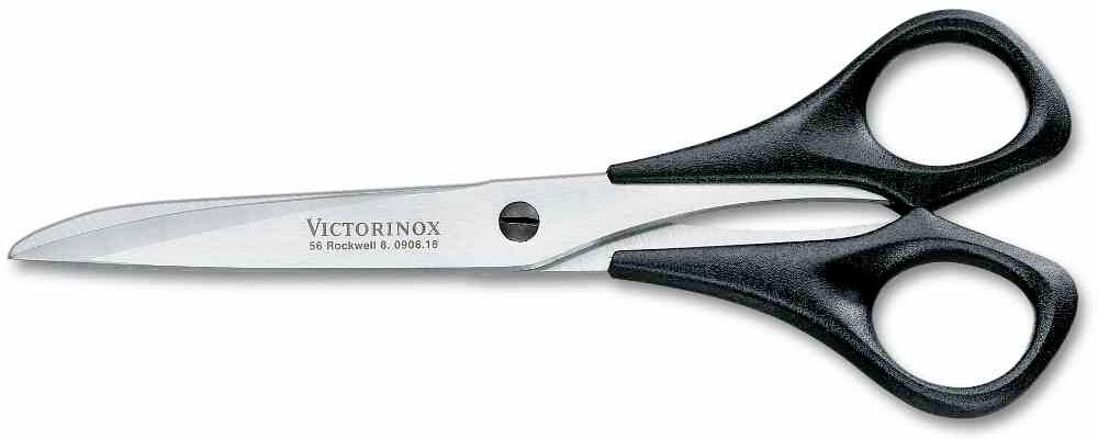 Nůžky s černou rukojetí a stříbrnými čepelemi s nápisem 'VICTORINOX'. Vhodné pro stříhání papíru nebo látky.