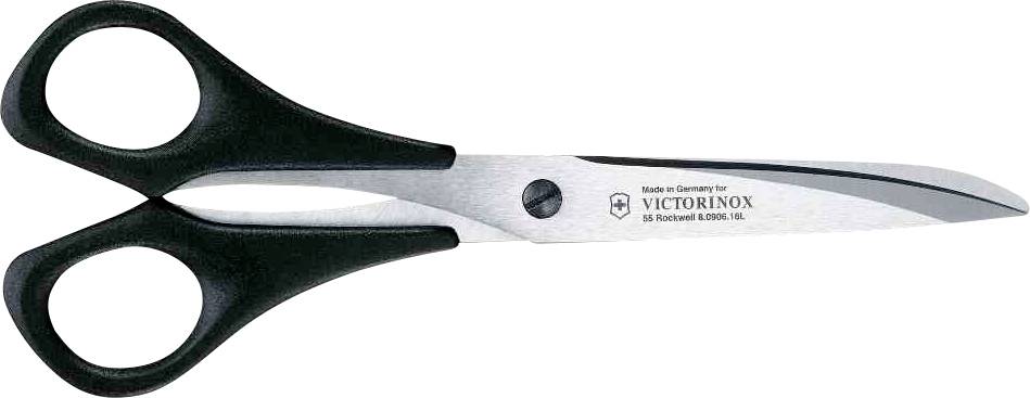 Černé nůžky s noži z nerezové oceli leží vodorovně. Na čepeli je napsáno 'Made in Germany for Victorinox'.