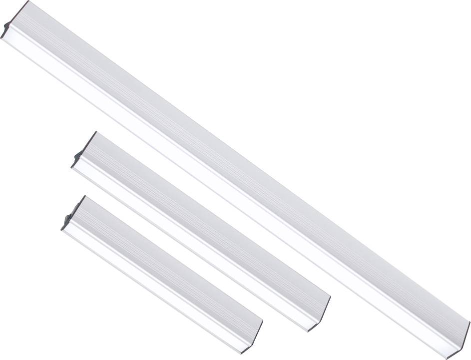 Tři LED svítidla různých velikostí v řadě. Jsou podlouhlého tvaru a mají jednoduché, moderní designové provedení.