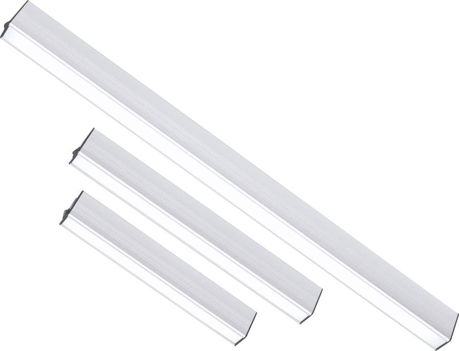 Čtyři LED lišty různých velikostí uspořádané diagonálně na bílém pozadí.
