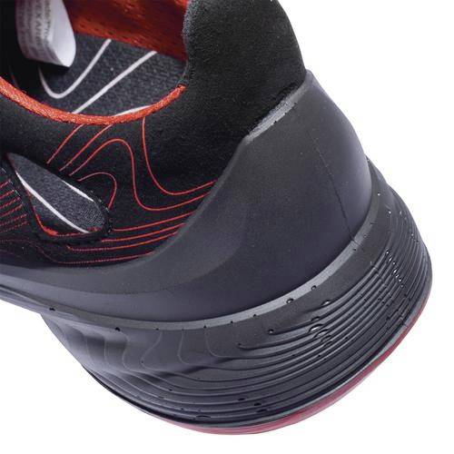 Černá sportovní bota s červenou vnitřní výstelkou a výrazným, silně polstrovaným patním prostorem.