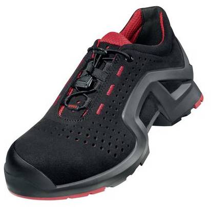 Černá sportovní bota s červenou vnitřní podšívkou a akcenty, moderní styl, boční plastový prvek, vhodná pro sportovní aktivity.