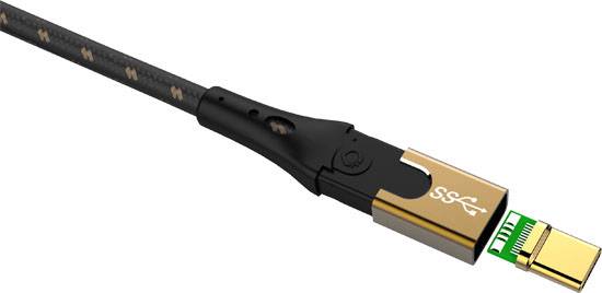 USB kabel s kovovým konektorem, označený štítkem 'SS', což značí USB 3.0.