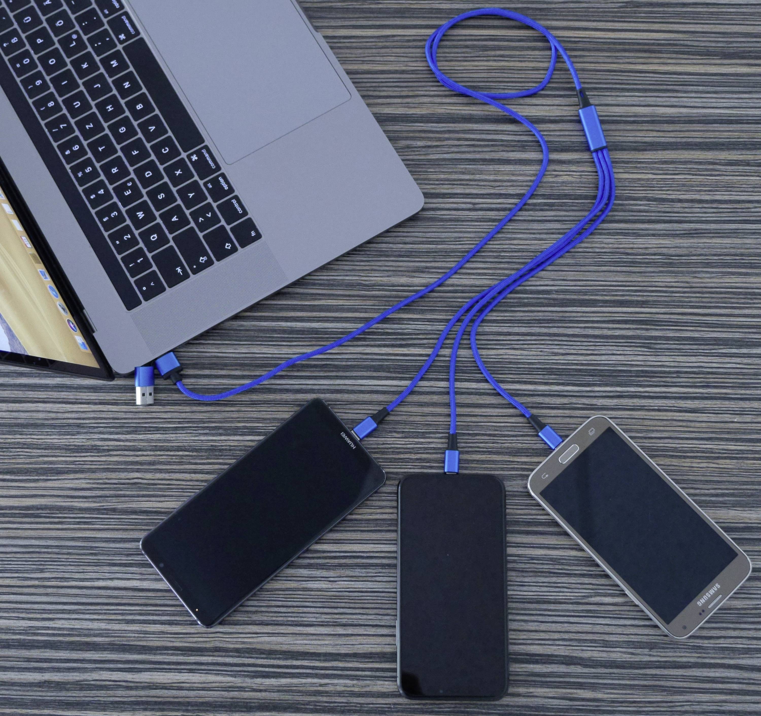 Laptop připojený modrými kabely ke třem smartphonům, zobrazující přenos dat nebo nabíjení. Laptop leží na šedém stole.