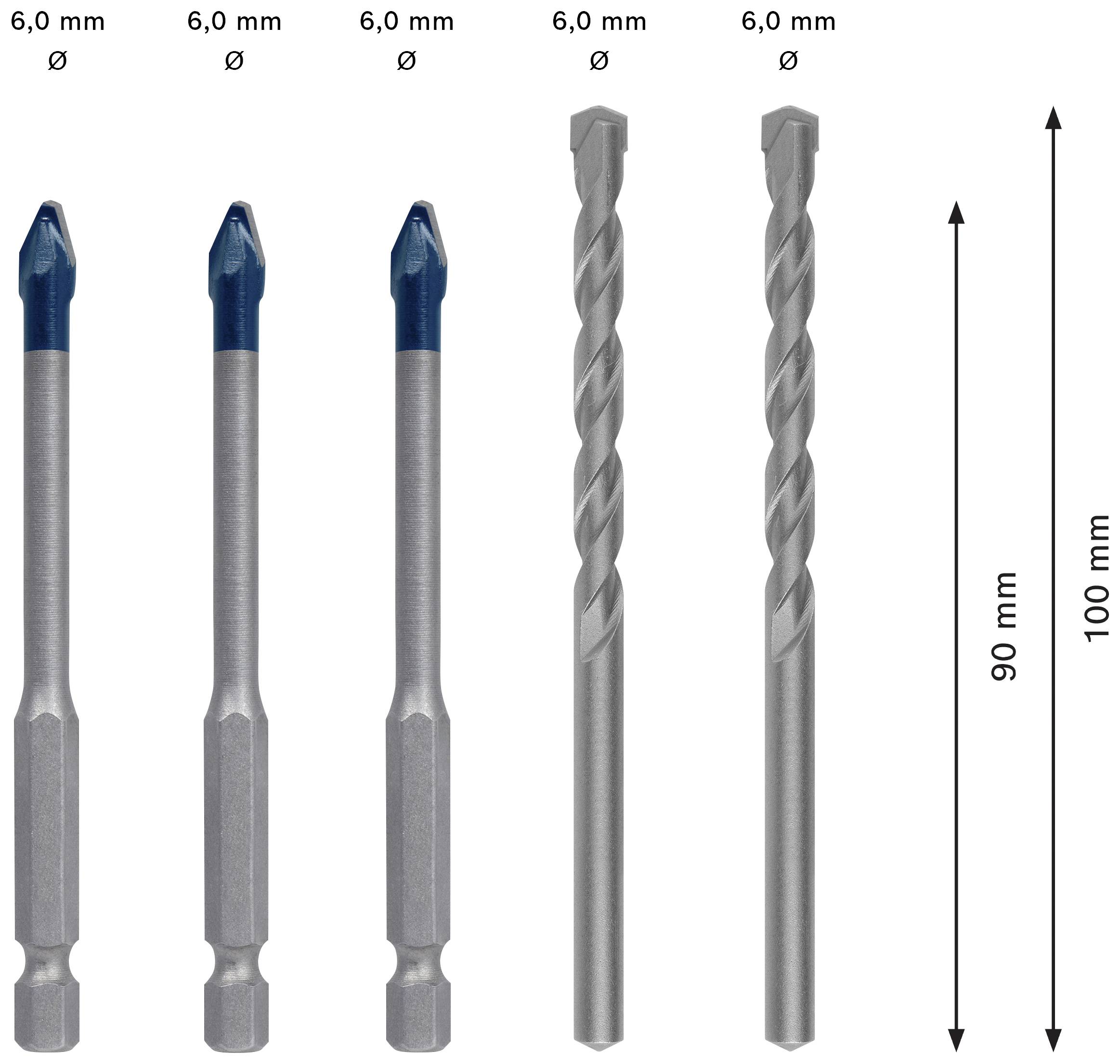 Čtyři vrtáky: tři s modrou špičkou a světle šedým dříkem, jeden se spirálovitým drážkováním; rozměry: Ø 6,0 mm, délka: 100 mm, pracovní část: 90 mm.