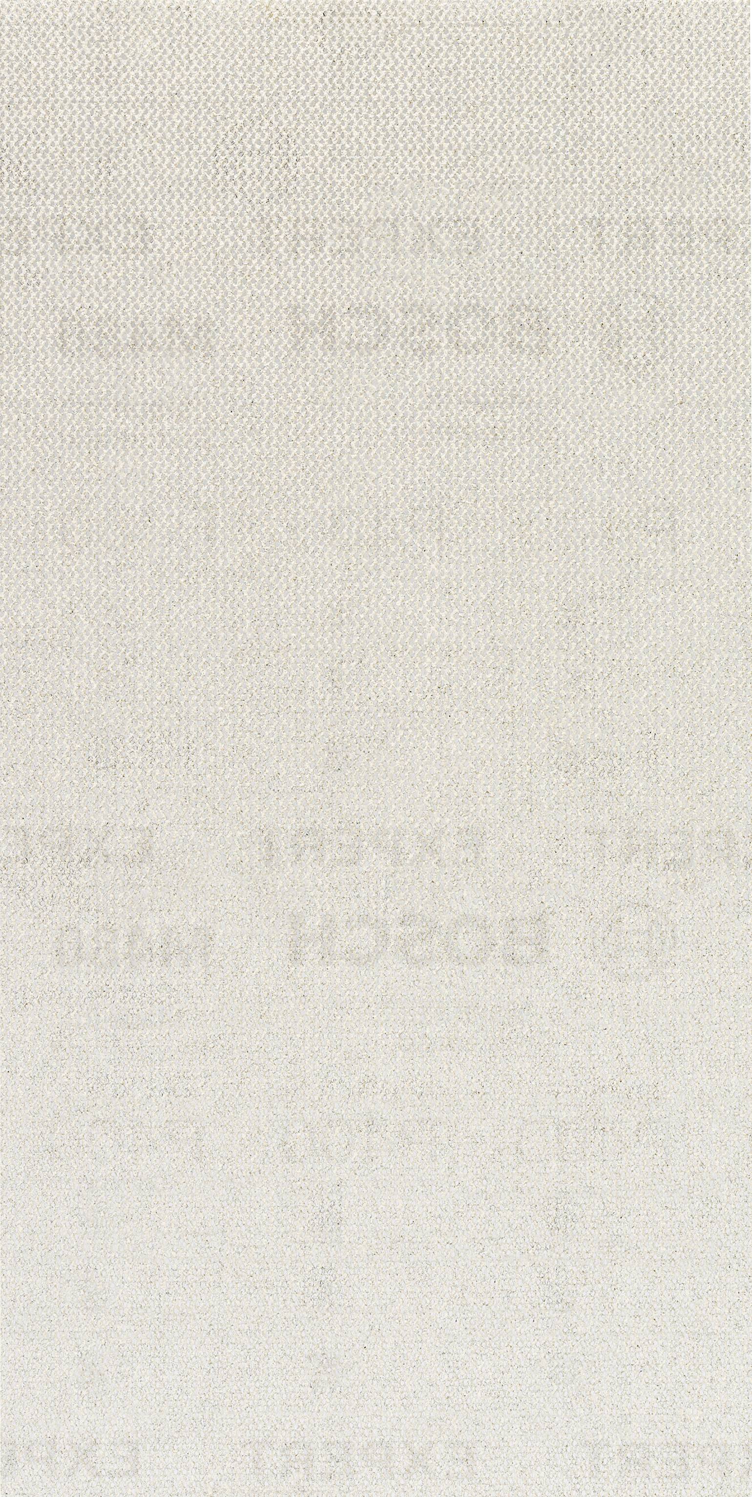 Světle šedý strukturovaný textilní vzor s téměř neviditelnými, vybledlými nápisy, které jsou obtížně rozeznatelné.
