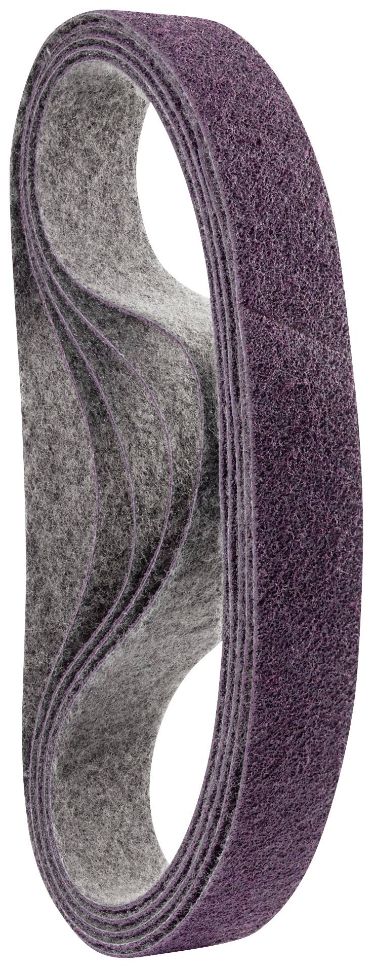 Dlouhý, tmavě fialový brusný pás, navinutý a umístěný vertikálně, slouží k broušení materiálů.