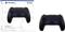 Bezdrátový ovladač PlayStation 5 DualSense umístěný vedle své vlastní obalu se stejným ovladačem, s logem Sony a názvem produktu.