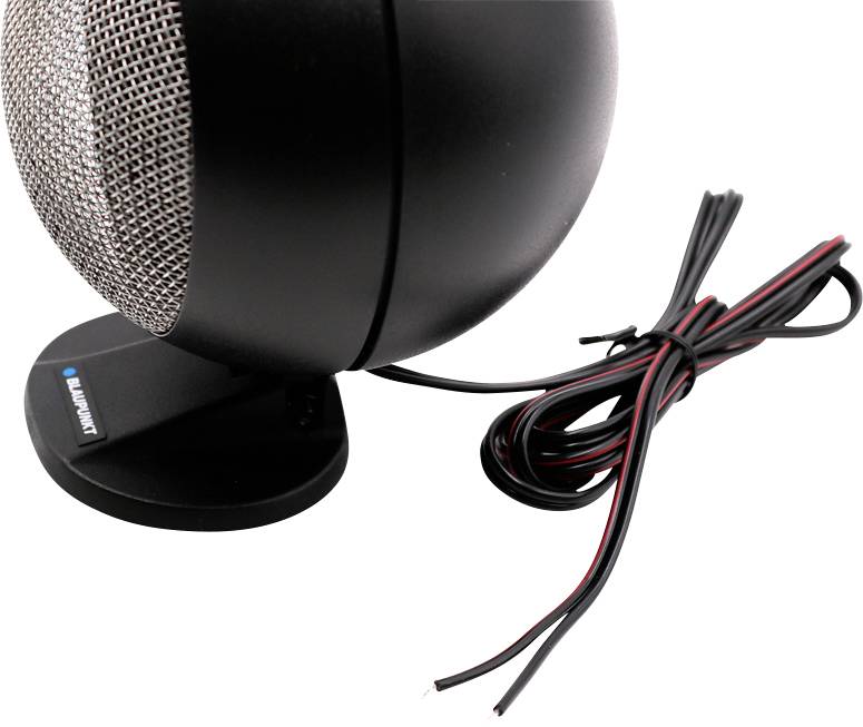 Černý reproduktor s kulatým designem na malém podstavci, vedle něj volně visící konce kabelů.