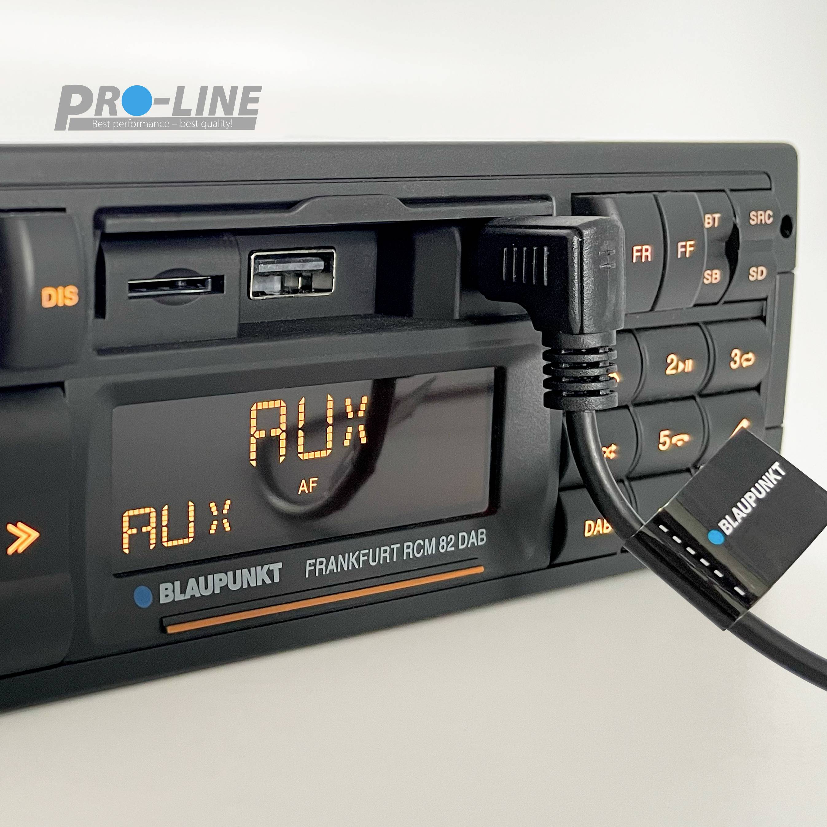 Autorádia s AUX vstupem a osvětleným displejem zobrazujícím 'AUX'. Značka BLAUPUNKT, model FRANKFURT RCM 82 DAB.