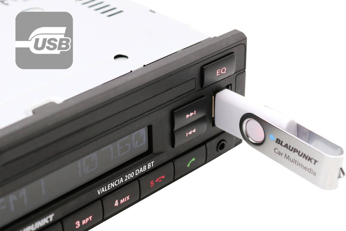 Autorádio s nápisem 'Valencia 200 DAB BT' má zasunutý USB flash disk. Zařízení zobrazuje logo USB.