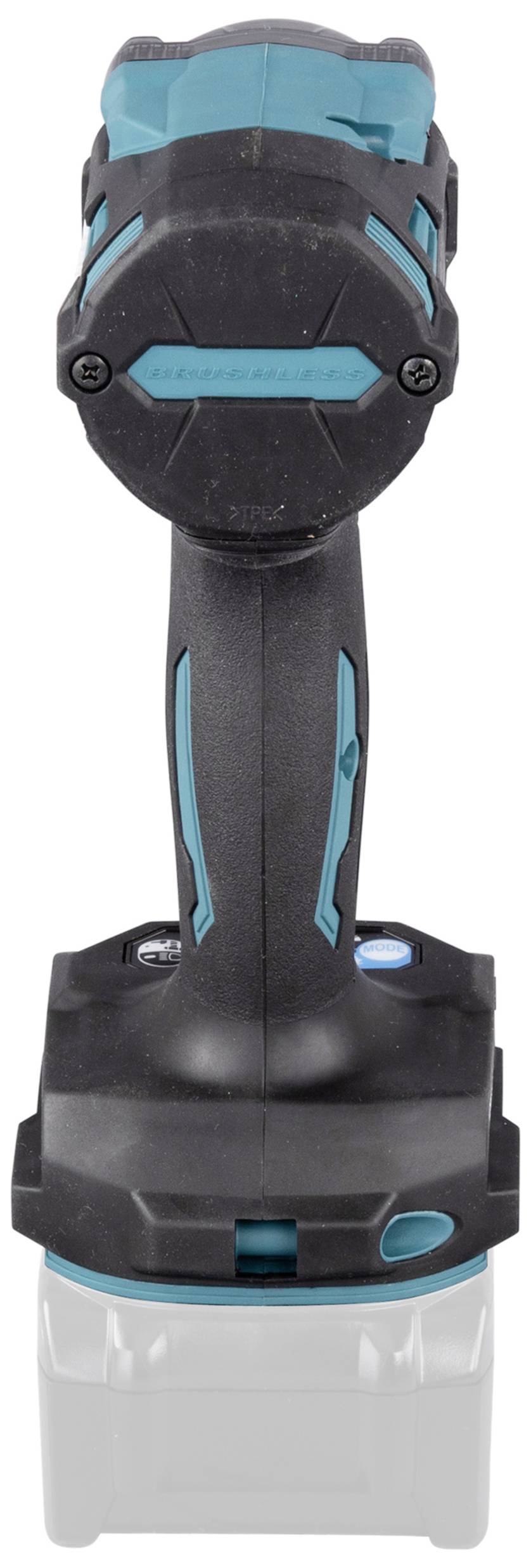Akumulátorový vrtací šroubovák s modro-černým tělem a ergonomickou rukojetí. Prostor pro baterii viditelný zespodu. Nástroj bez nasazené baterie.