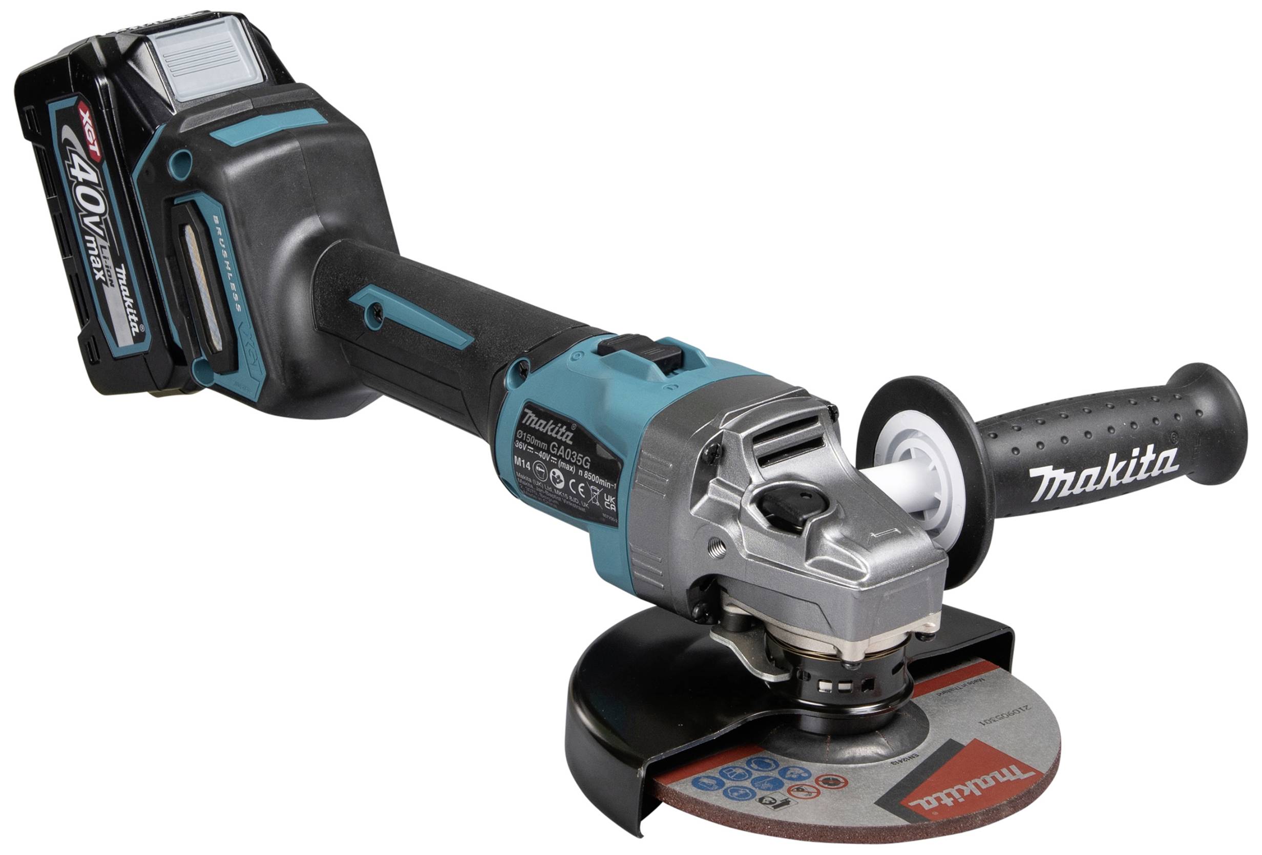 Akumulátorová úhlová bruska s ergonomickou rukojetí, štítkem Makita na rukojeti a kotouči. Tento elektrický nástroj se používá k broušení.