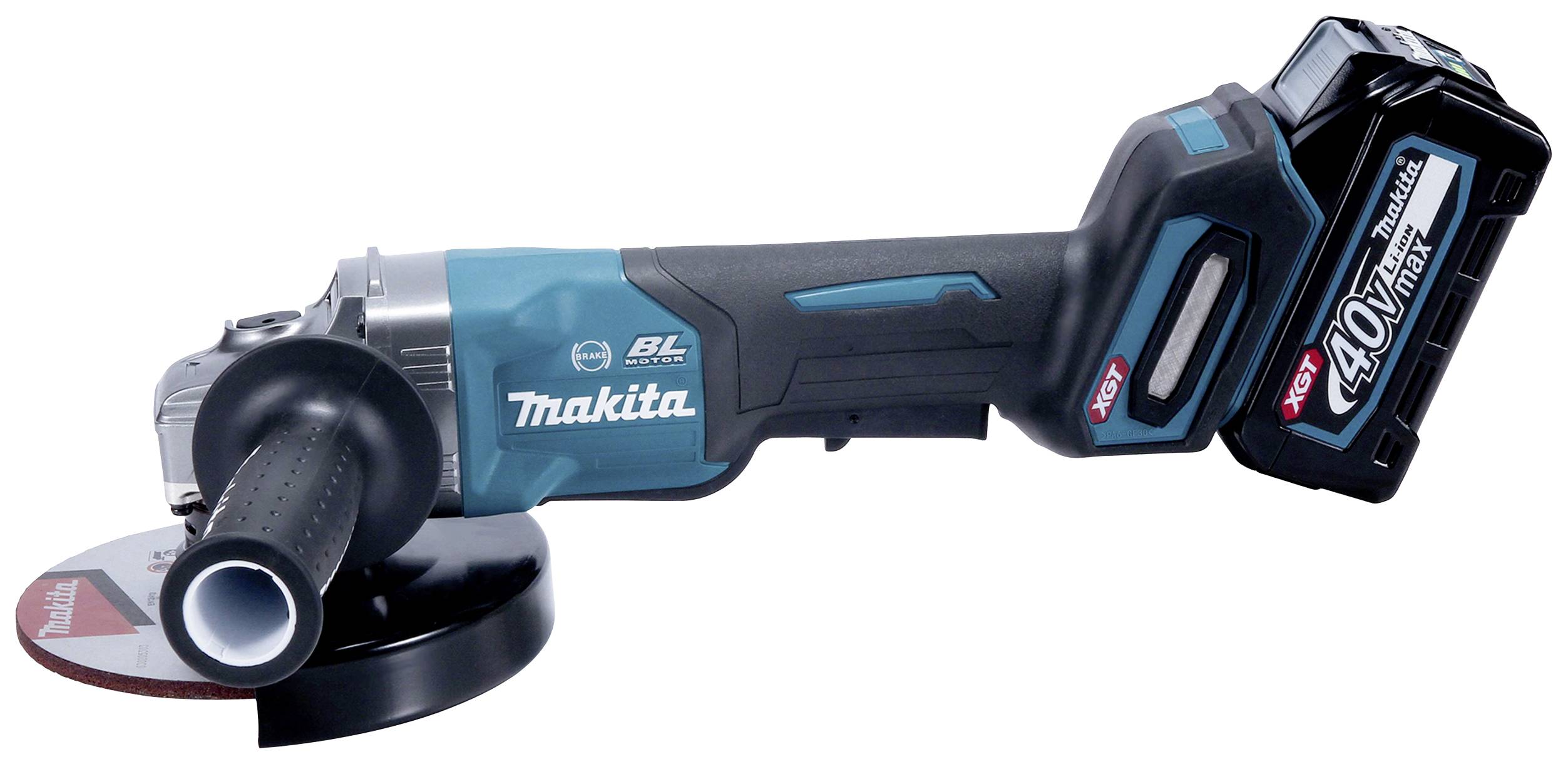 Akumulátorová úhlová bruska Makita s brusným kotoučem, ergonomickou rukojetí a 40V akumulátorem, vhodná pro práci s kovem.