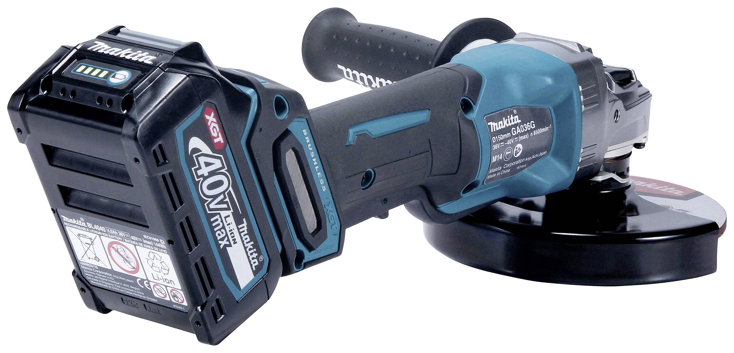 Akumulátorová úhlová bruska Makita s 40V Max lithium-iontovou baterií, černým brusným kotoučem a ergonomickou rukojetí.