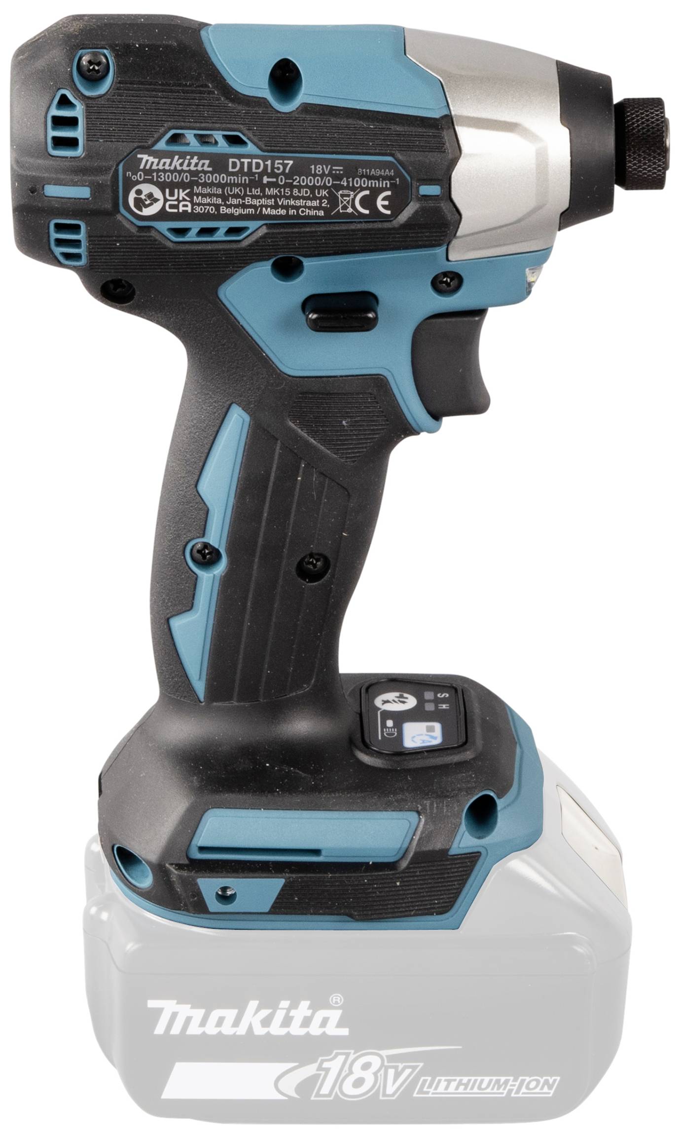 Aku šroubovák Makita v černém a modrém designu s 18V lithium-iontovou baterií, zobrazený z boku.