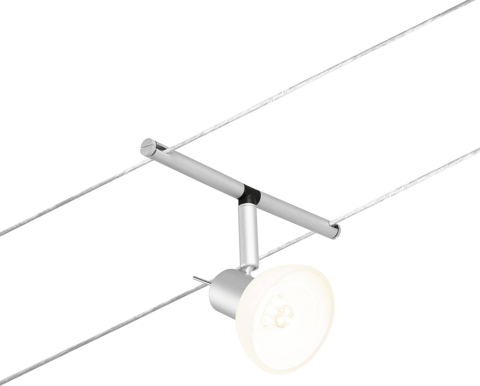 Stříbrná kolejnicová lampa se kulatým světelným zdrojem, upevněná na dvou paralelně vedených kabelech, která vyzařuje světlo.