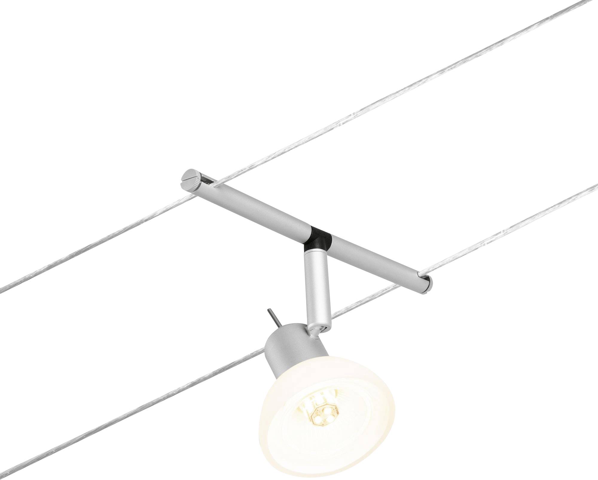 Moderní stropní svítidlo ve stříbrné barvě zavěšené na kabelech u stropu; viditelná úsporná žárovka. Minimalistický design.