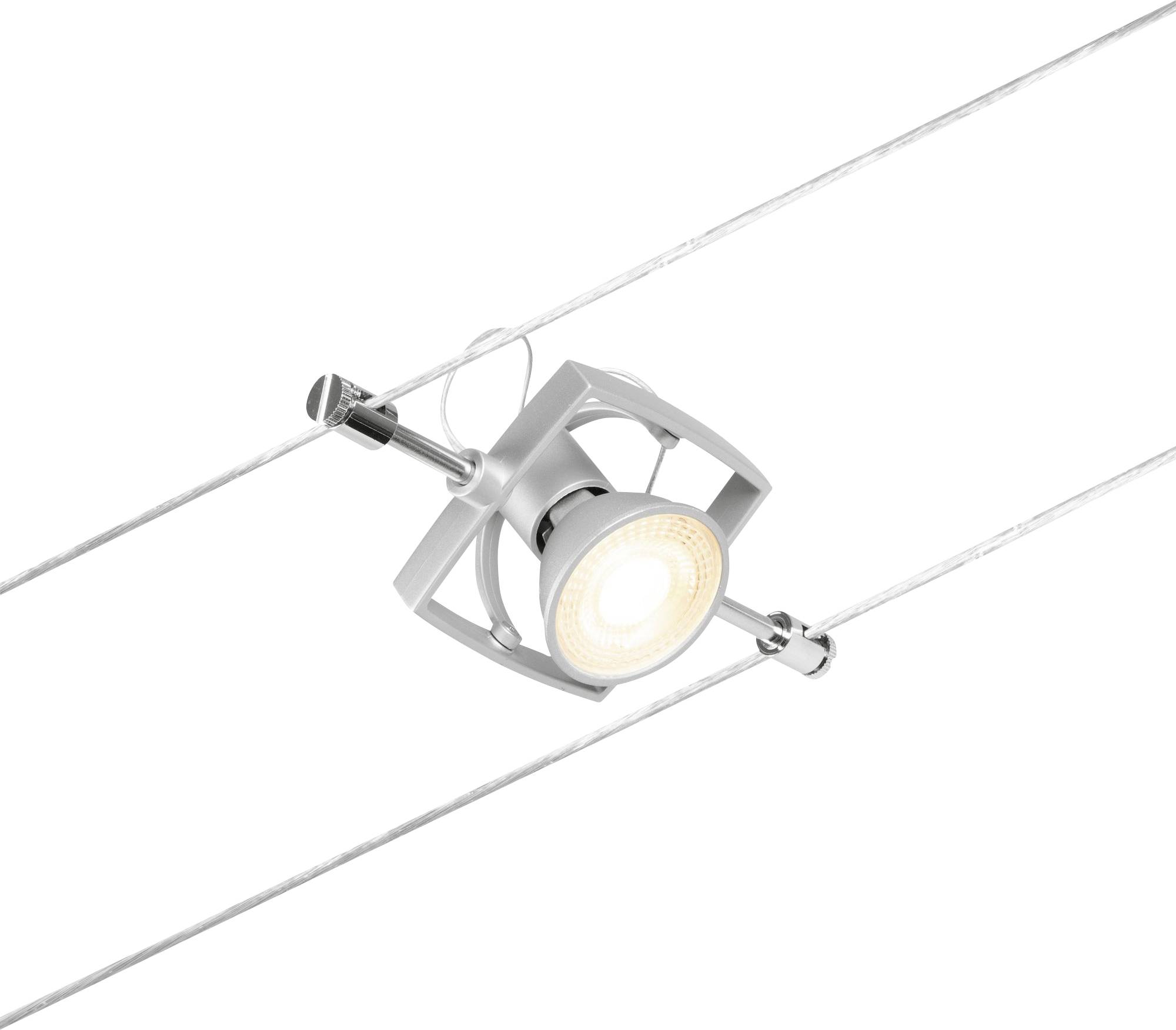 Moderní stříbrná stropní lampa visí na dvou napnutých lanech a vyzařuje teplé světlo.