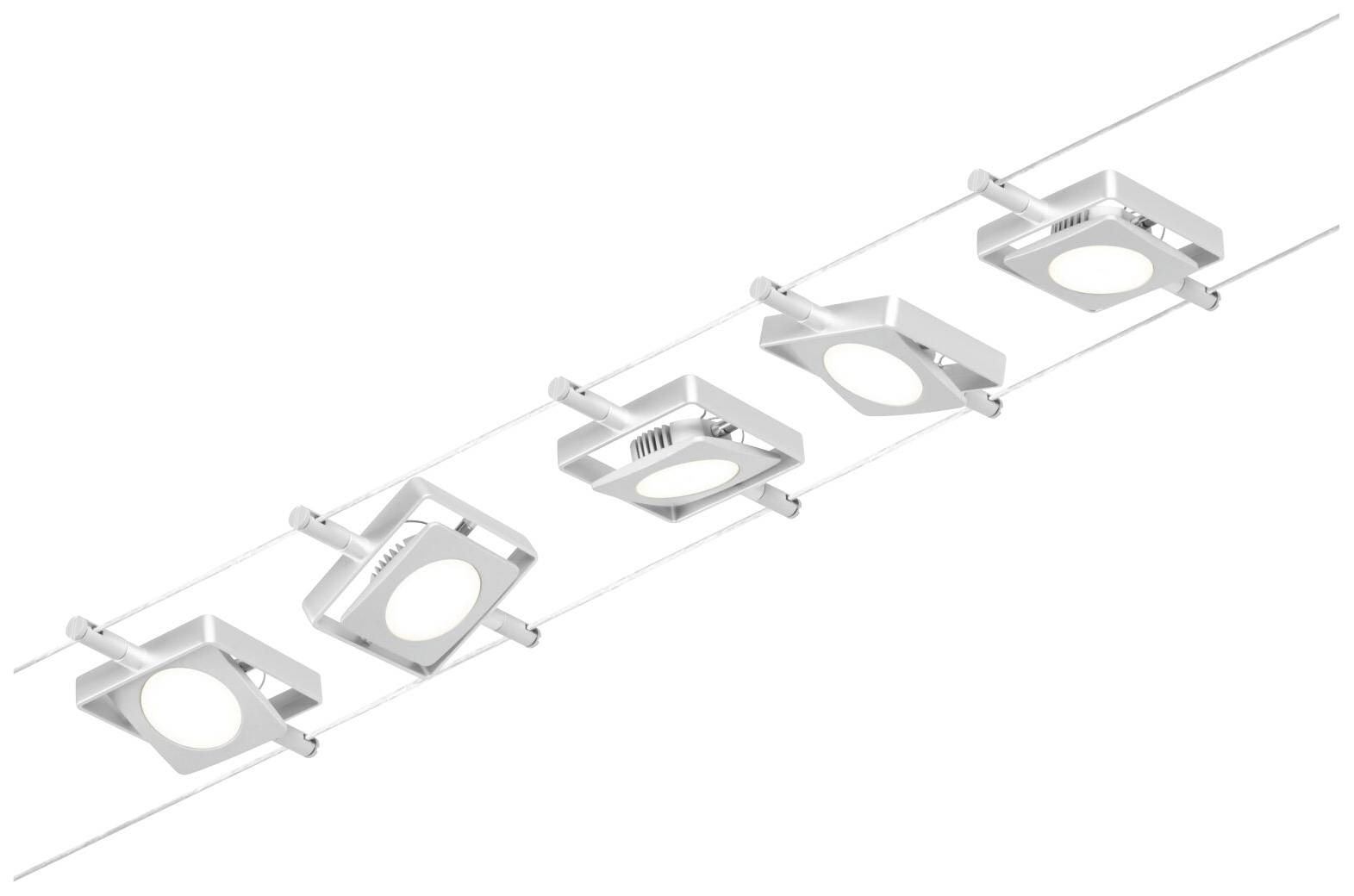 Čtyři čtvercové LED stropní reflektory v stříbrném provedení jsou upevněny v jedné linii na lankové liště.