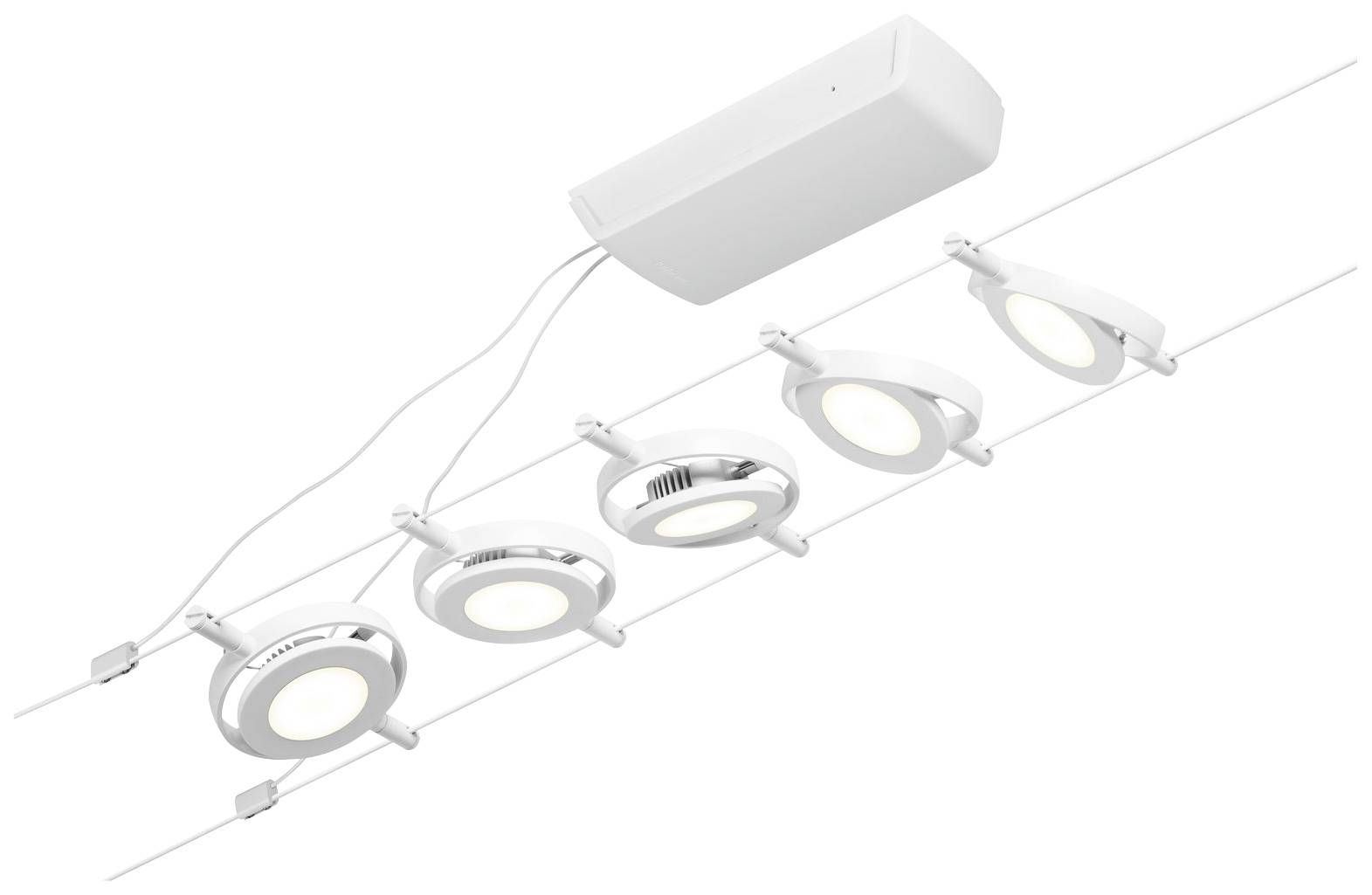 Čtyři kulaté stropní LED svítidla v bílém provedení, zavěšená na napnutém kabelu, fotografovaná z pohledu zdola.