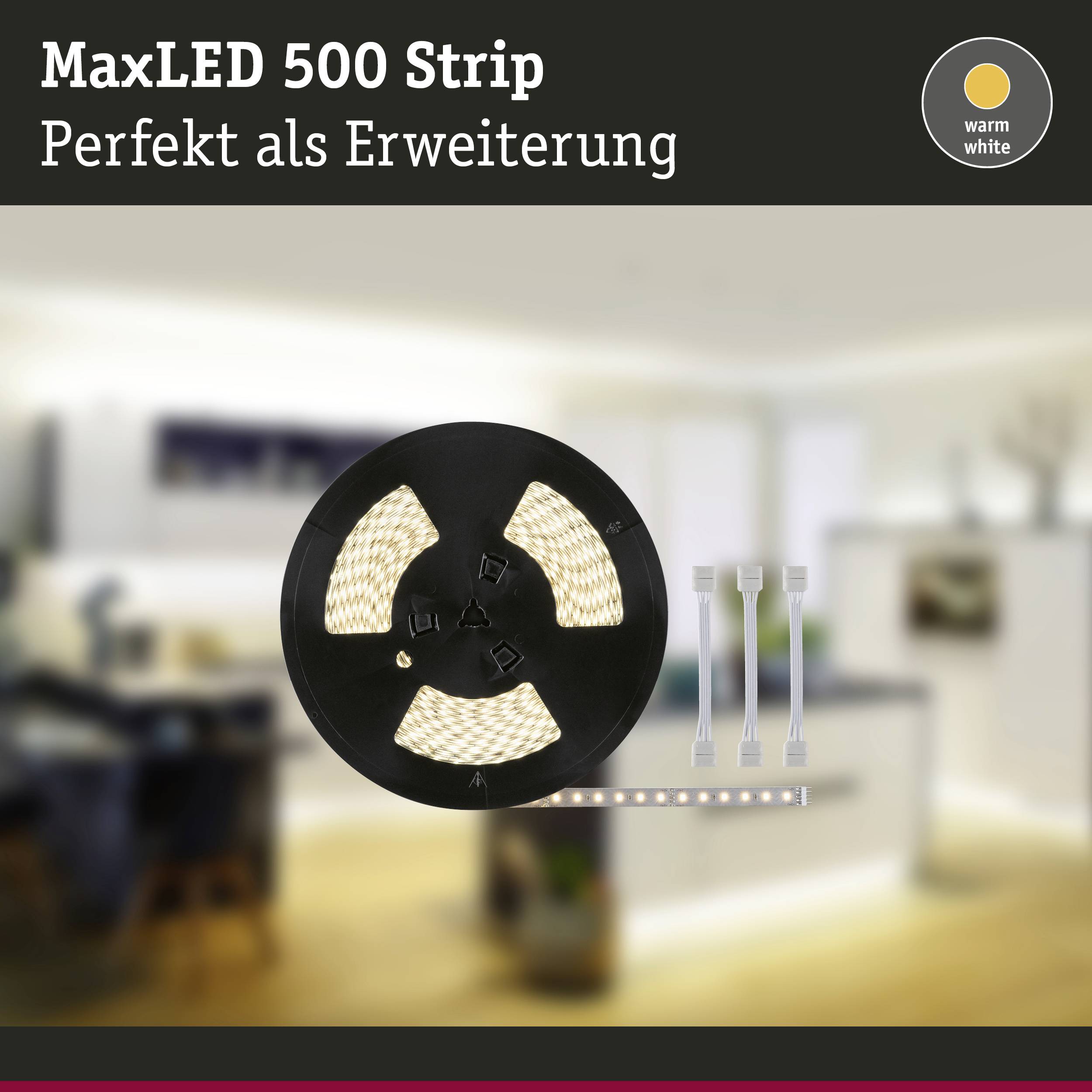 LED pásek MaxLED 500 na tmavém pozadí, ideální pro rozšíření. V pozadí je rozmazaná, moderní kuchyně.