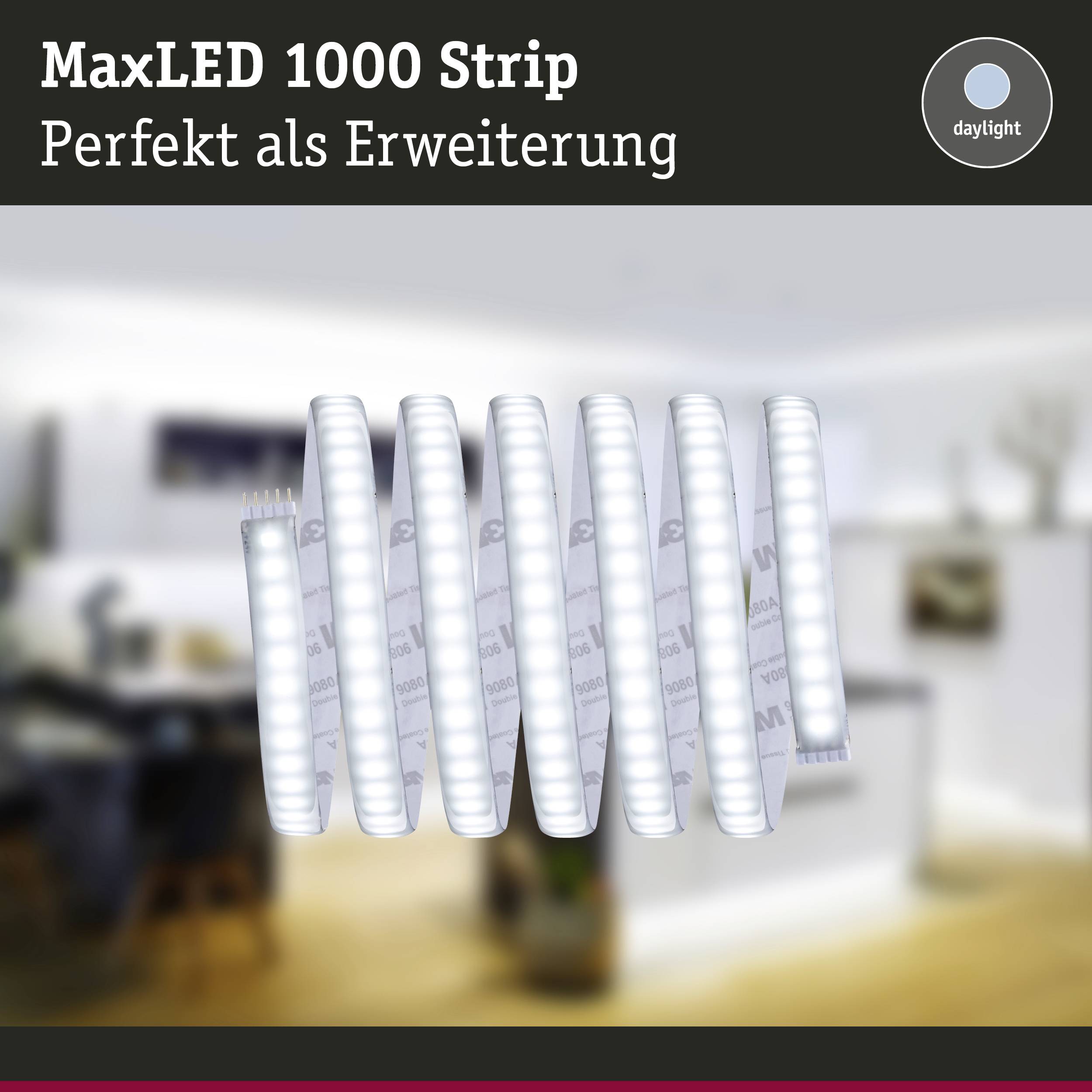 "MaxLED 1000 Pásek: Perfektní pro rozšíření." LED pásek zobrazený v jasném prostředí, vhodný pro rozšiřitelná osvětlovací řešení.