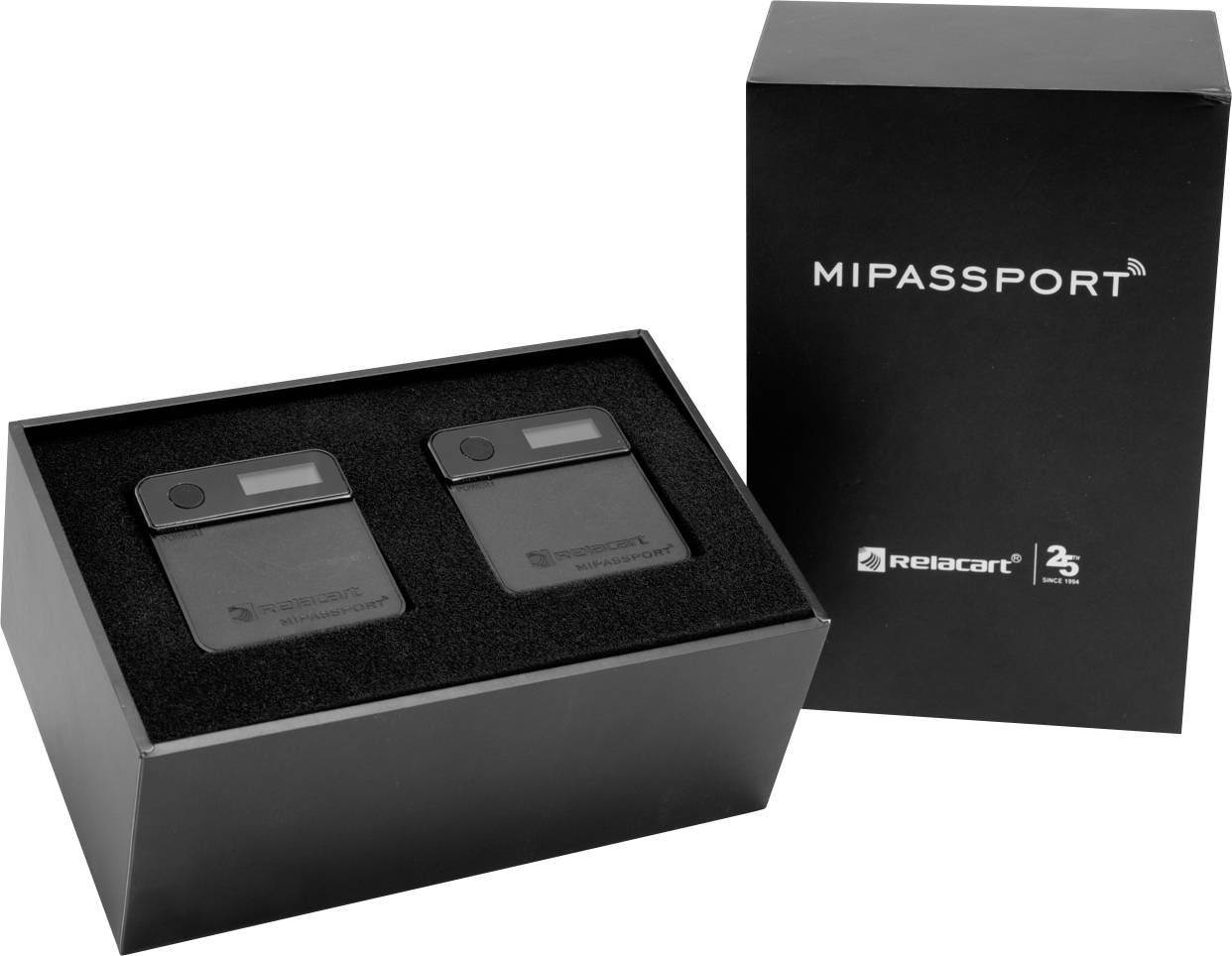 Černá krabice s nápisem 'MIPASSPORT' obsahuje dva černé přístroje. Na krabici je viditelné logo Relecard+.