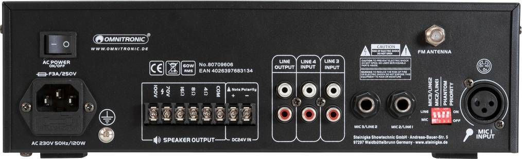 Zadní strana zesilovače Omnitronic s připojeními pro reproduktory, linkové vstupy/výstupy a napájení. Číslo modelu a sériové číslo jsou viditelné.