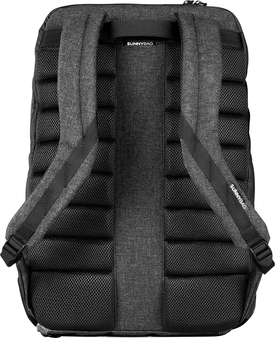 Šedý batoh s polstrovanými popruhy a několika kapsami. Nahoře je nápis 'SUNNYBAG'. Vhodný pro každodenní použití nebo cestování.