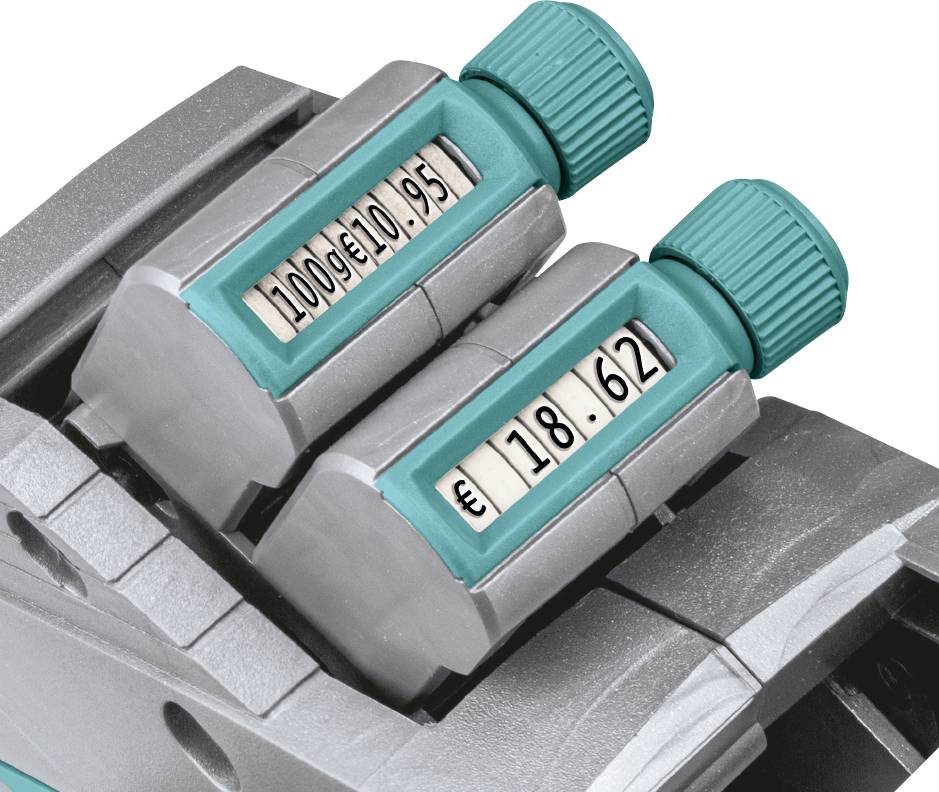 Detailní záběr mechanického počítadla se dvěma modrými otočnými knoflíky, které zobrazují ceny v eurech: '10,95' a '18,62'.